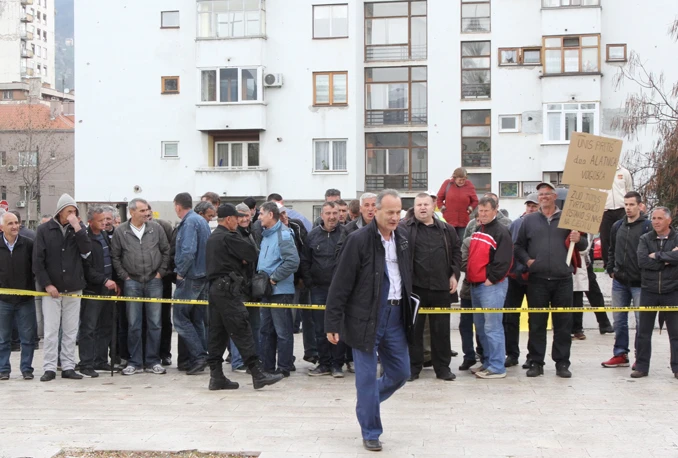 Radnici Pretisa i Hidrogradnje pred zgradom Vlade FBiH