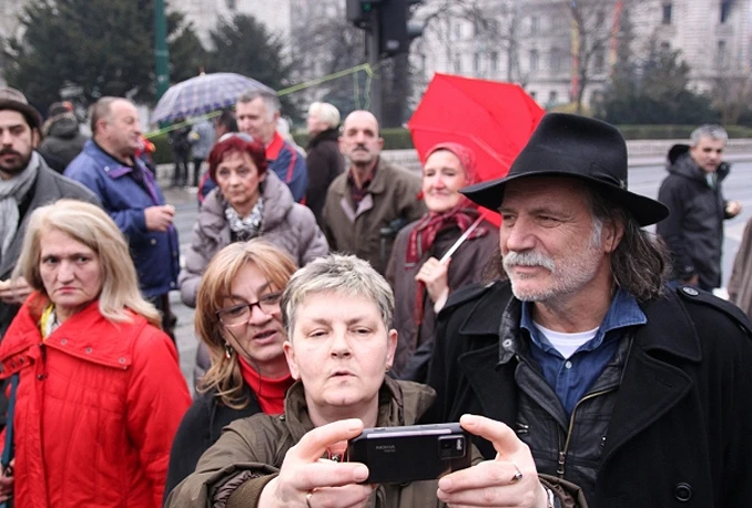 Šerbedžija opjevao građanski bunt: Ni u crnilu ne treba zaboraviti na ljubav