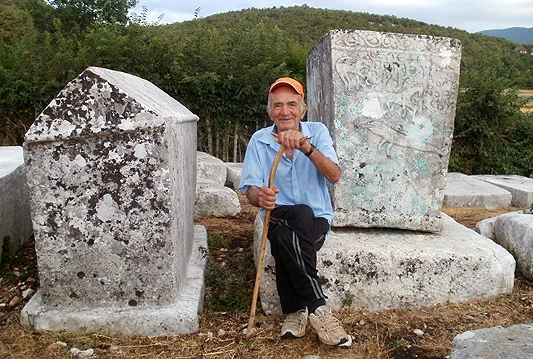 Stećci u Hercegovini prepušteni vandalima
