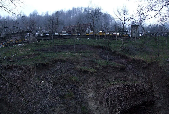 Klizišta ugrožavaju, kuće, školu, groblje...
