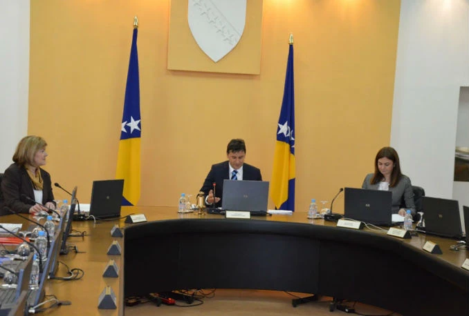 Vlada zabranila natječaje, povukla zakone i ograničila državne službenike