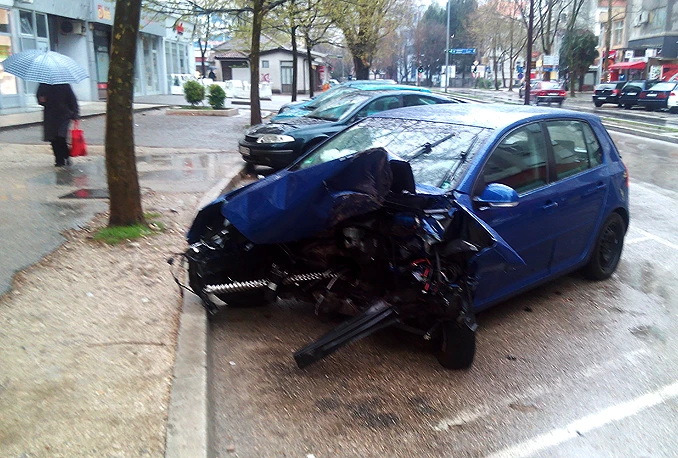 Mostar: Golfu nakon udara u stup iskočio motor