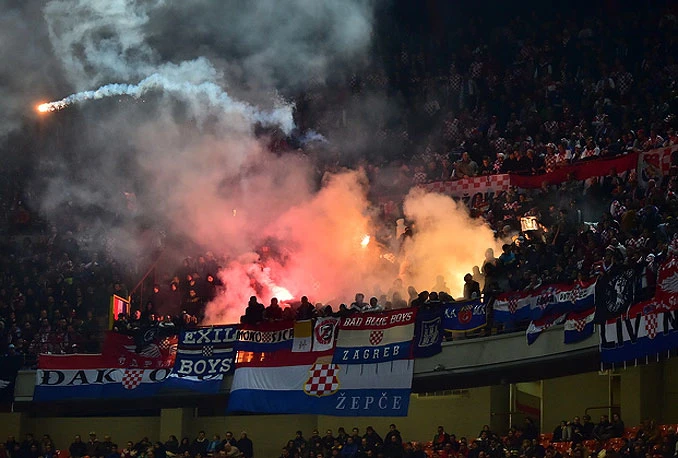 UEFA prijavila Nogometni savez Hrvatske zbog šest petardi, FARE zbog rasizma
