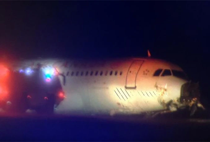 Avion izletio s piste i udario u dalekovod