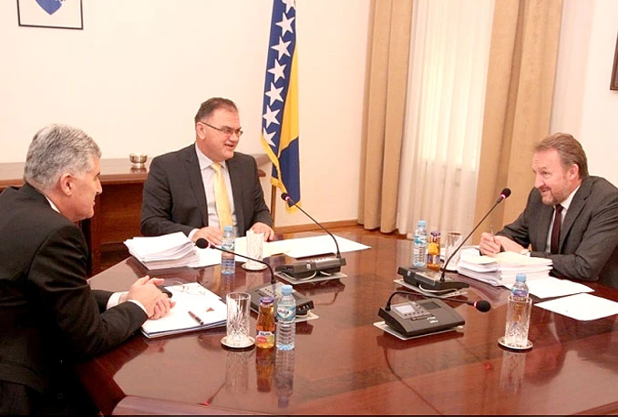 Čišćenje veleposlanika: Komšić smijenio, Čović vratio