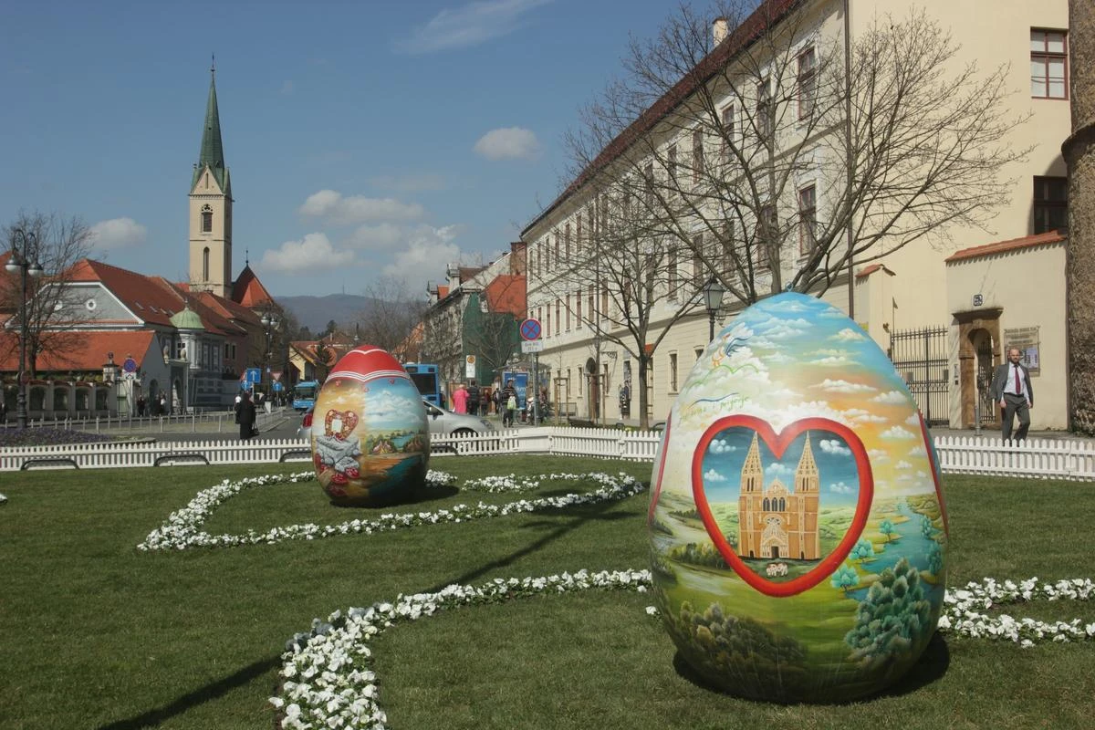 Velike uskršnje pisanice pred Zagrebačkom katedralom