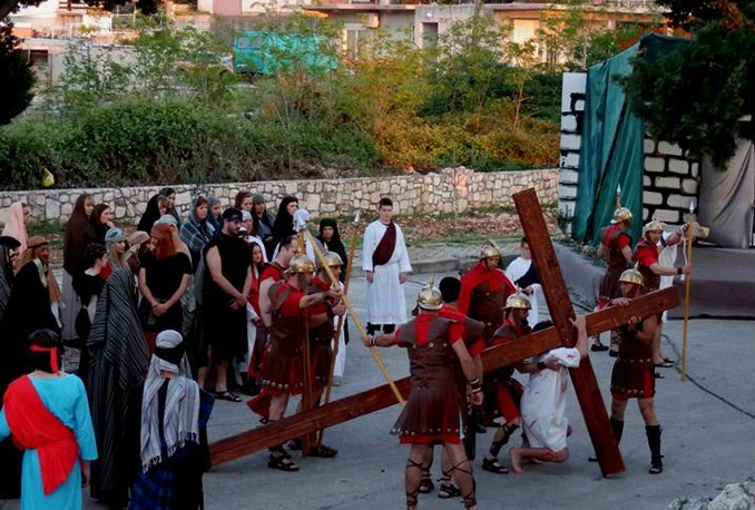 Mladi Neuma uprizoruju Pasiju 