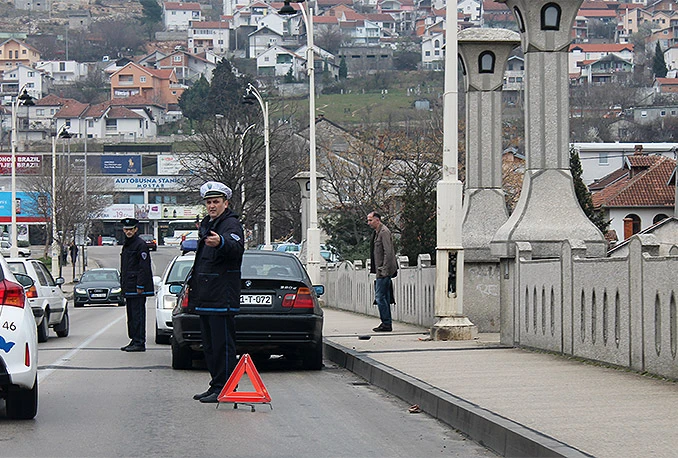 Jutro počelo sudarima: Na Carinskom mostu ''pokupio'' banderu