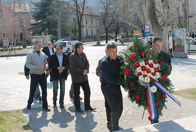 Tužan spomen: Logorašima zabranili polaganje vijenaca ispred IV. Osnovne škole