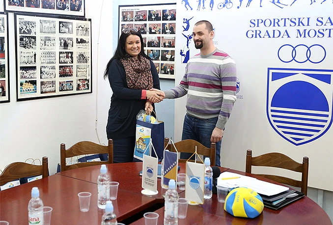 Mostar: Šest osnovnih škola dobilo odbojkaške lopte