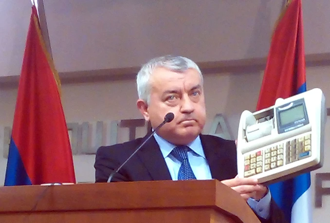 Zastupnik opozicije u RS dvojici kolega poklonio fiskalne kase