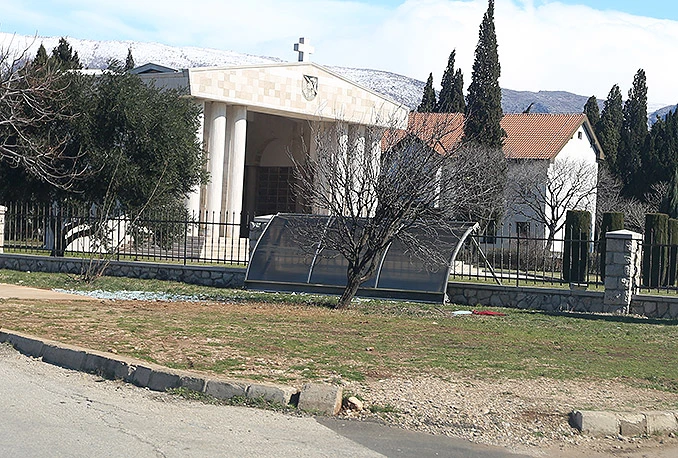Mostar: Bura uništila autobusna stajališta i reklame, prevrnut i šleper