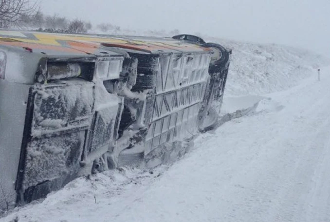 Tomislavgrad: Autobus s učenicima sletio s ceste, drugog prevrnula bura