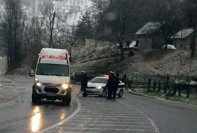 Prevrnuta ralica na Bradini blokirala promet