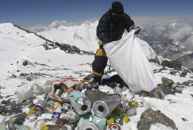 Mount Everst pretvoren u "fekalnu bombu"