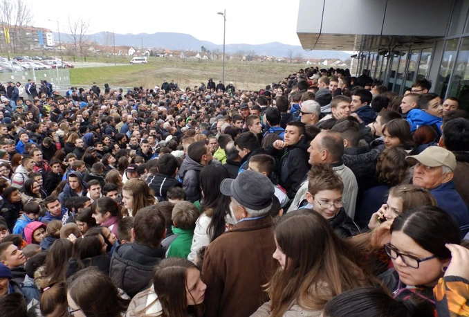 Stotine navijača stoji u redu kako bi vidjelo trening Srbije