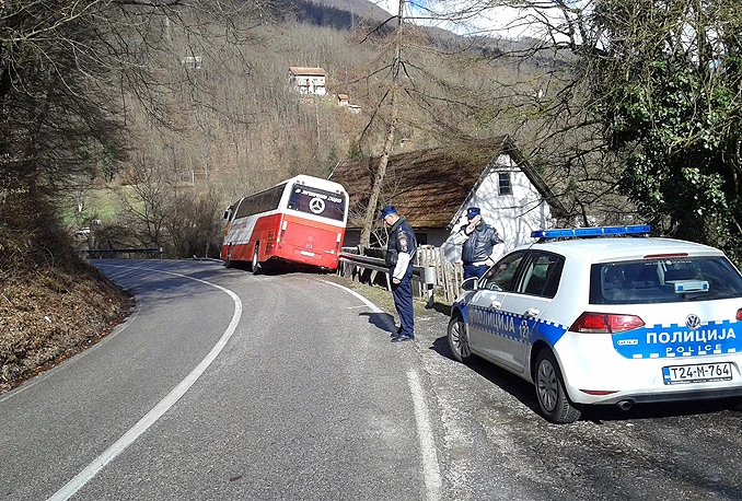 Foča: Autobus sletio s ceste i završio u dvorištu kuće