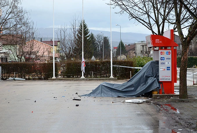 Istraga o pljački bankomata u Širokom: Policija traga za troje osumnjičenih i karavanom