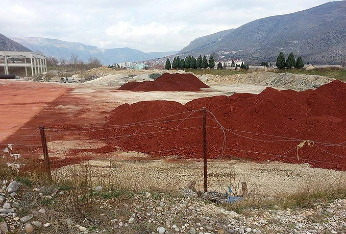 Mostar: Crvena prašina za Dan neovisnosti