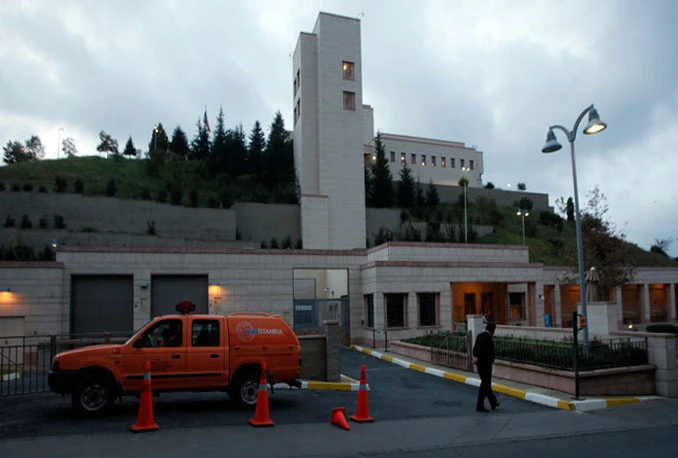 Uhićen muškarac koji je prijetio bombom ispred američkog veleposlanstva