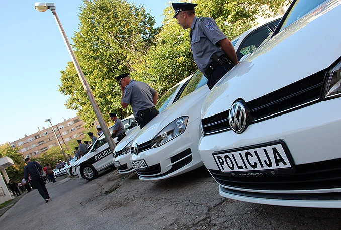 Prozor: Policiji bačena eksplozivna naprava