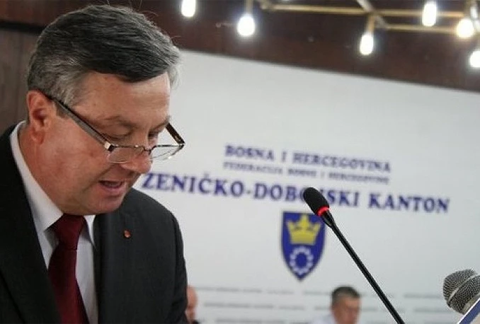Premijer dobio čašom u glavu
