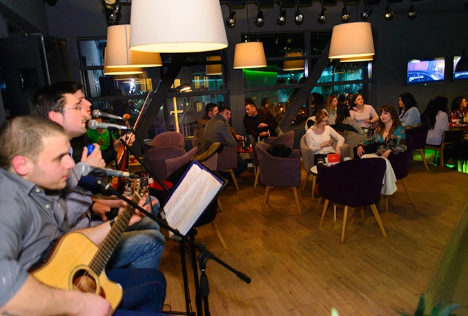 Povratak u glazbenu prošlost: Mostarci uživali uz evergreene!