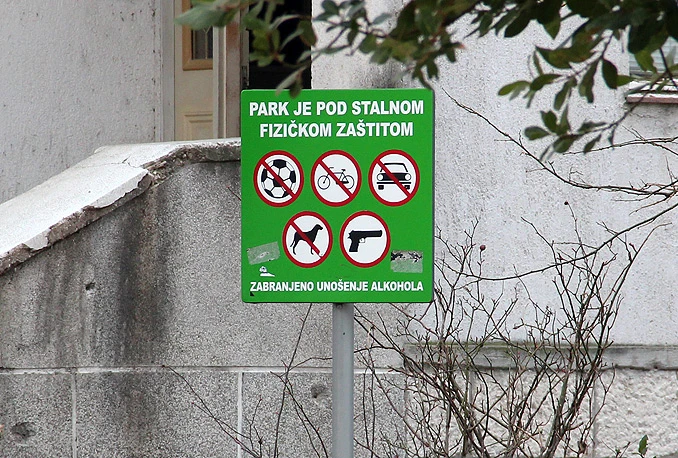 Besmislene zabrane: Igranje loptom se ne smije, oružjem smije?!