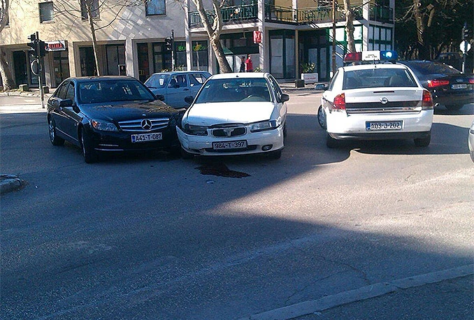 Sudar Rovera i Mercedesa kod zgrade ''Spajalica''