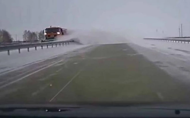 Pogledajte kako čiste snijeg na autoputu u Kazahstanu