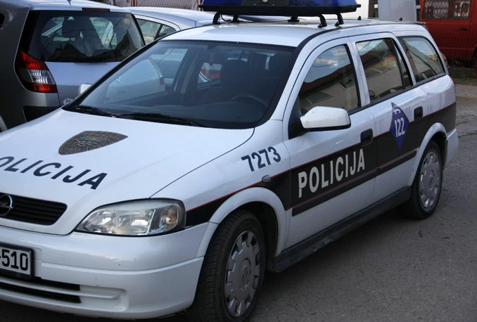 Ljubuški: Ispred zgrade policije zapaljeno patrolno vozilo