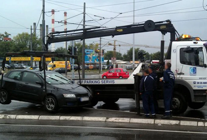 Pauk mu odvezao auto, pa zapalio sebe i policajce