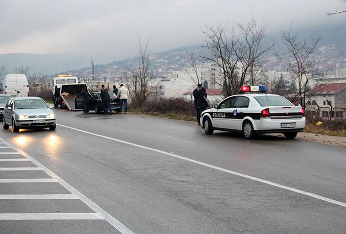 Čekrk: Mercedes sletio s ceste