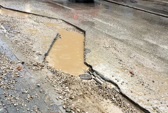 Oprez: Ožiljci na mostarskim ulicama postali su duboki rovovi!