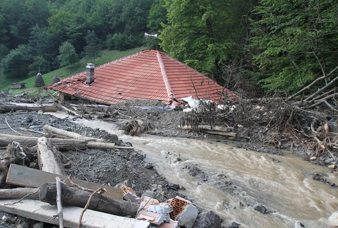 Klizišta ugrozila tri obiteljske kuće u Gradačcu