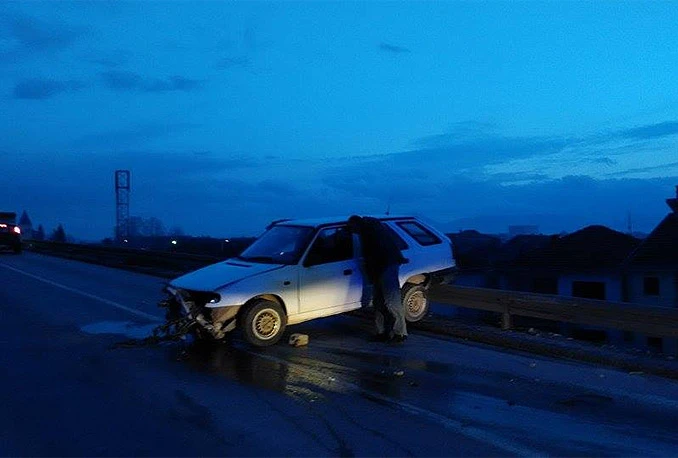 Vozač izgubio kontrolu, probio zaštitnu ogradu nadvožnjaka