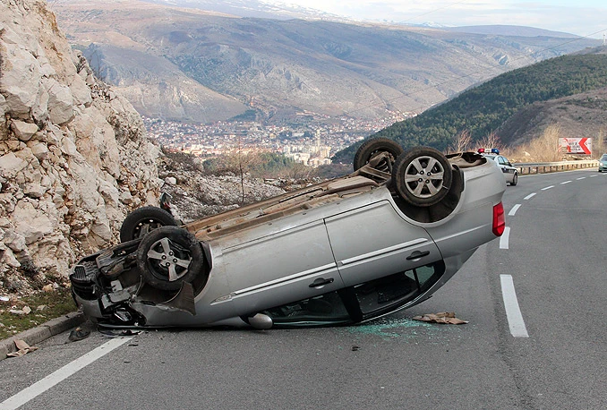 Na Žovnici izvrnuo auto na krov