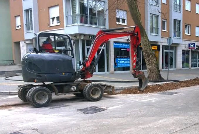 Novo polaganje kablova za nove ožiljke na mostarskim ulicama