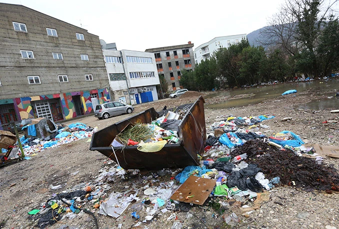 Uzalud pisanje i vatra: Smeće još uvijek zatrpava kazalište