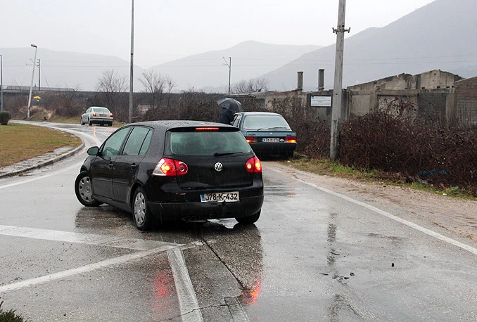 Na ulazu u Mostar: 'Nabio' se na kuku Golfa
