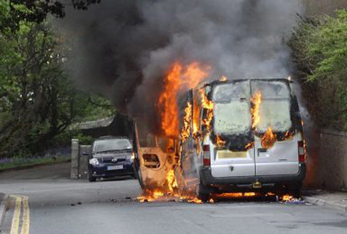Mostar: Gorio kombi u garaži