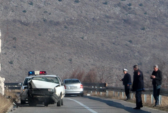 Mostar-Čitluk: Autom udario u brdo, ozlijeđene dvije osobe