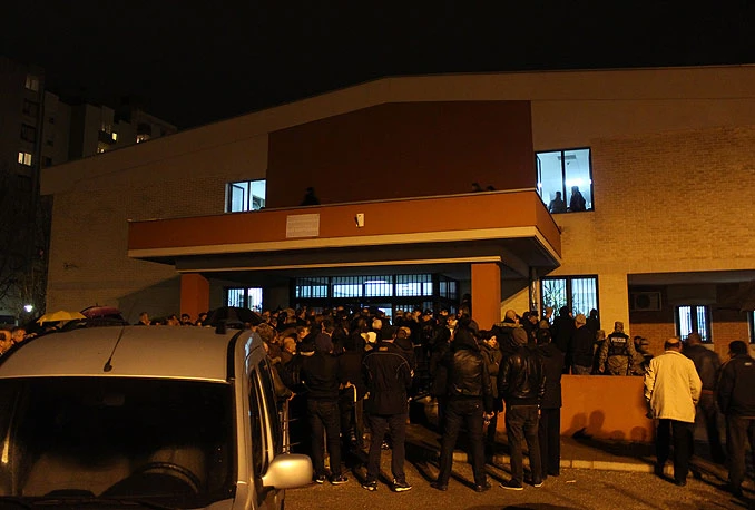 Mostar: Ispred birališta ostalo 500 glasača; policija i dalje osigurava red