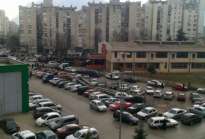 Mostar: Više stotina građana satima čeka u redu kako bi glasovali za predsjednika RH