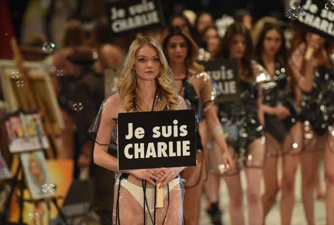 ''Anđeo'' Victoria's Secreta Ellingson prošetala podijem sa transparentom ''Svi smo mi Charlie''