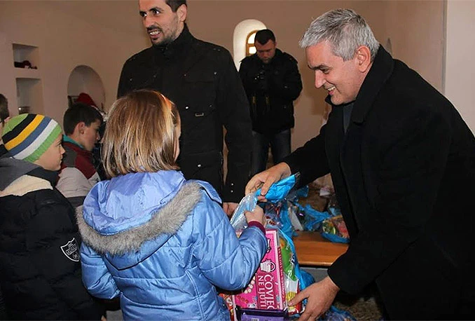 Pudarić mostarske mališane razveselio paketićima
