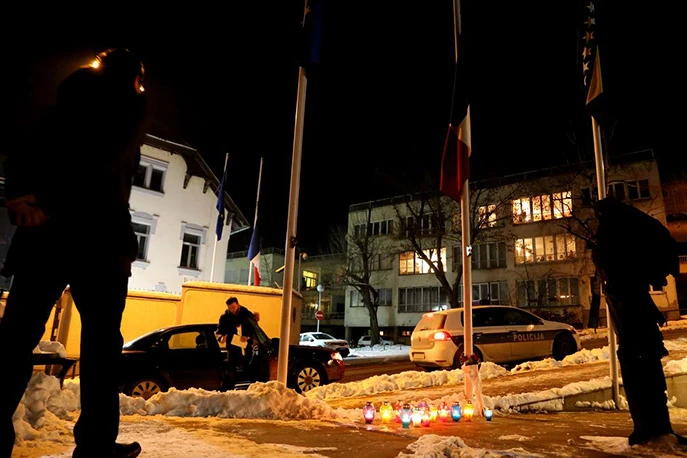 Građani Sarajeva u znak solidarnosti palili svijeće ispred francuskog veleposlanstva