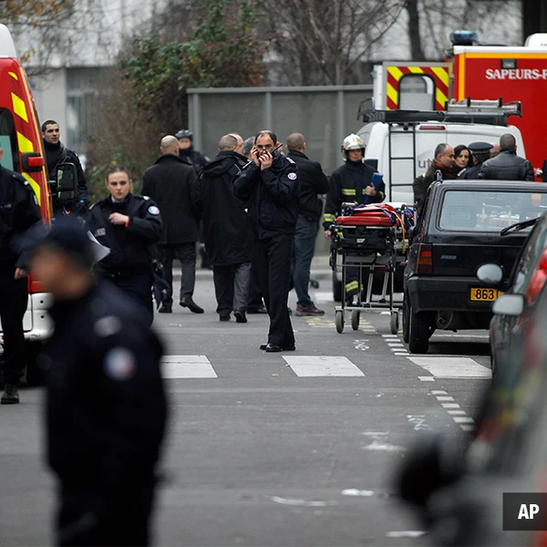 Tijek napada na novinare časopisa Charlie Hebdo i okršaj s policijom