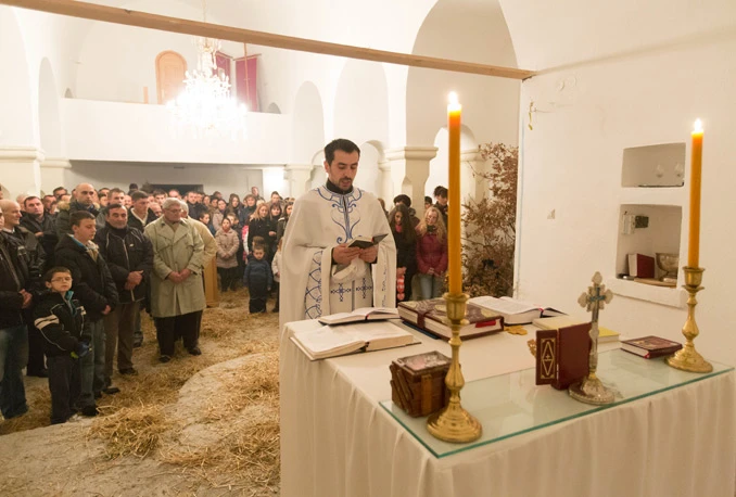 U Bijelom Polju služba bdijenja i tradicionalno paljenje badnjaka