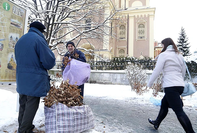 Pripreme za pravoslavni Božić u BiH: Kupuje se badnjak, čisti kuća, spremaju kolači.. 